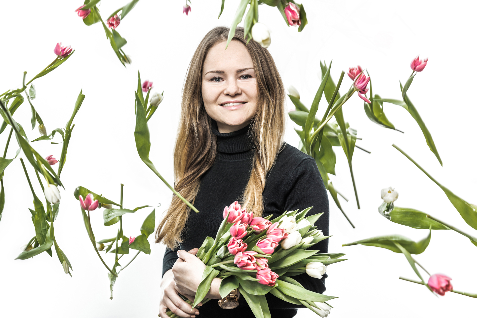 Werbefotograf Jochen Rolfes aus Düsseldorf mit Werbefotografie: Facebook-Kampagne für L'Occitane En Provence im Studio, Frau liebt Blumen