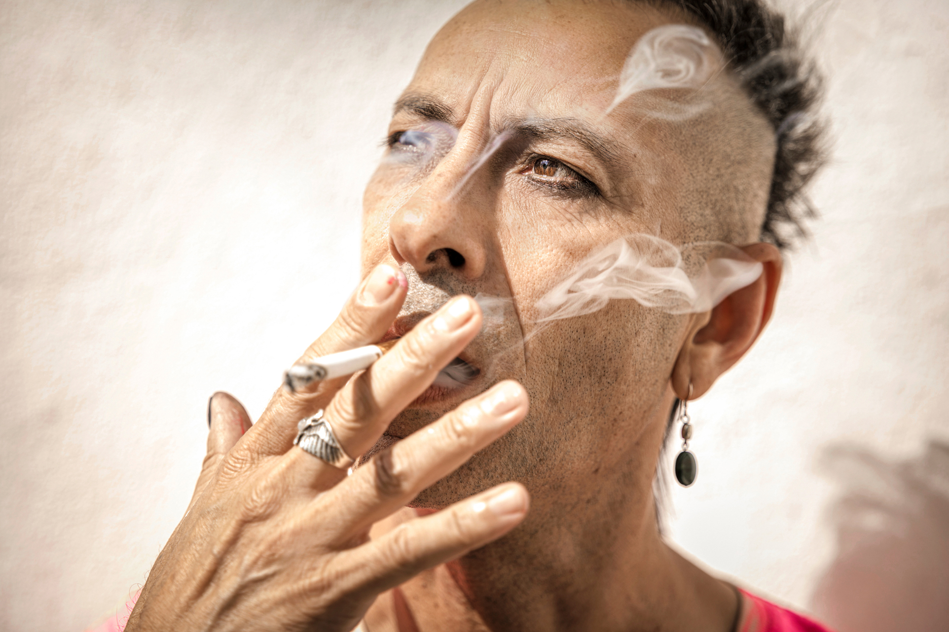 francisco de pájaro "art is trash" raucht eine Zigarette. Fotovom Fotograf Jochen Rolfes