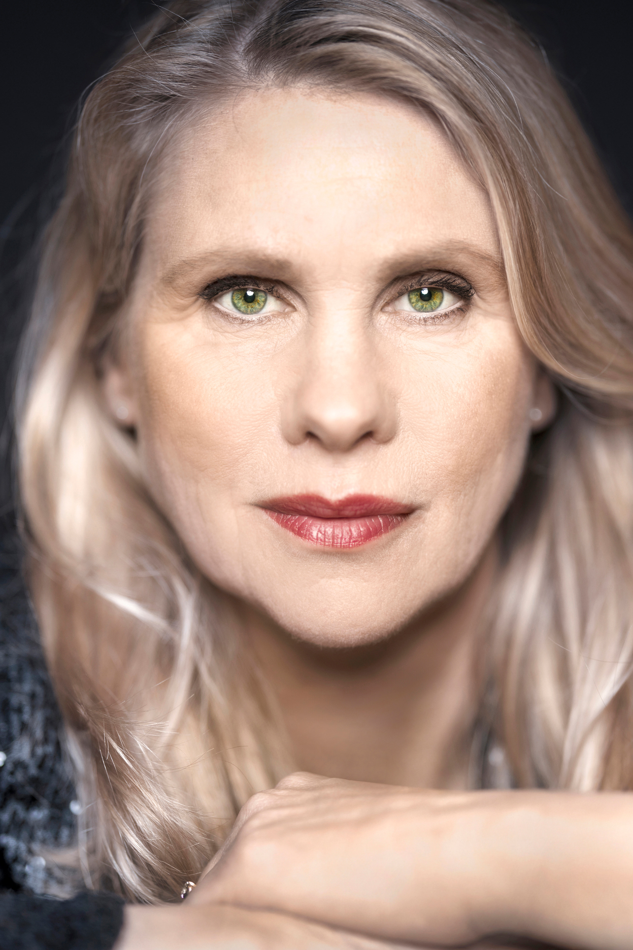 Titelcover für das ZOO:M Magazin von Tanja Schleiff. Frau mit blonden Haaren vor schwarzem Hintergrund.